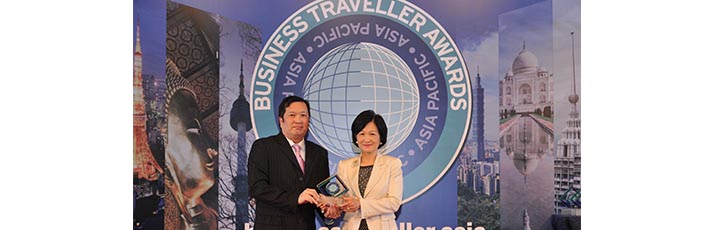 Qatar Airways Country Manager – Greater China, Mr. Jared Lee (left), accepts the award for Best Middle East Airline from Ms. Regina Ip Lau Suk Yee at the Business Traveller Asia-Pacific Awards.