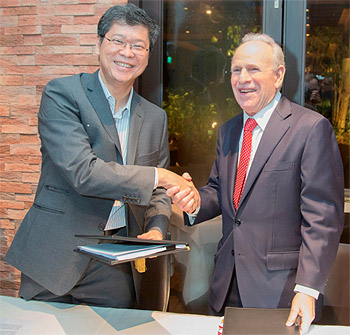 Mr. Hiew Yoon Khong (left), Group CEO, Mapletree Investments Pte, Ltd. and Mr. Howard Ruby (right), Oakwood Worldwide Chairman, Founder and CEO, mark the start of their joint venture to expand the number of Oakwood serviced apartments around the world.