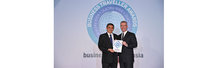 Qatar Airways Commercial Manager Hong Kong, Mr. Yap Kiang Thiam receiving the award