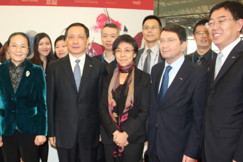 Vice Mayor of Shanghai Zhao Wen (from left to right), CNTA Chairman Li Jinzao, MGTO Director Senna Fernandes, UNWTO Secretary-General Taleb Rifai and CNTA Vice Chairman Du Jiang at Macau booth