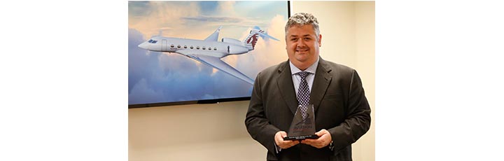 Executive Vice President of Qatar Executive David Edwards with the award