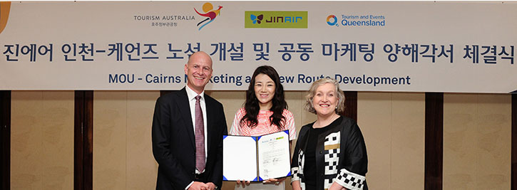 Tourism Australia Regional General Manager Greater China, Andrew Hogg, Jin Air Senior Vice President, Director of Marketing & PR Ms Emily Cho and Chief Executive Officer Tourism and Events Queensland, Leanne Coddington.