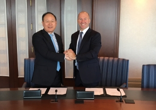 CRRC President Xi Guohua and Alain Bellemare, President and Chief Executive Officer, Bombardier Inc., at the signing ceremony in Montréal