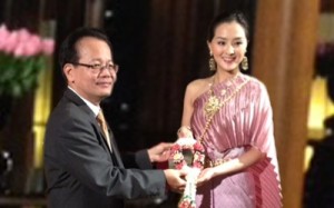 In photo: Mr Sansern Ngaorungsi, TAT Deputy Governor of International Marketing for Asia and the South Pacific, presents a Thai traditional garland to welcome Miss Hong Kong 2012, Miss Cheung Ming Nga Carat.