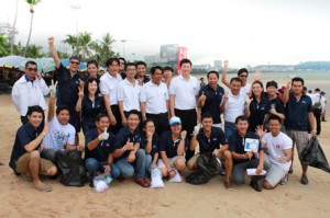 The team members of Hilton Pattaya led by Dhaninrat Klinhom, Marketing Communications Manager (fifth from right, standing) recently participated in the ‘International Coastal Cleanup 2012’ organized by the Coca-Cola system in Thailand, inclusive of Coca-Cola (Thailand) LTD, ThaiNamthip LTD, Haad Thip PLC. Credit: Hilton Hotels & Resorts