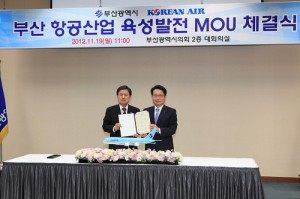 Mr. Chang Hoon Chi, President and COO of Korean Air(right) and Mr. Nam-sik Hur, Mayor of Busan Metropolitan City(left) are posing for the photo after signing the MOU to develop the aerospace industry in Busan.