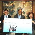 SIA Chairman Mr Stephen Lee (middle) and SIA CEO Mr Goh Choon Phong (second from left) present the cheque to Community Chest Chairman Ms Jennie Chua.