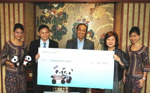 SIA Chairman Mr Stephen Lee (middle) and SIA CEO Mr Goh Choon Phong (second from left) present the cheque to Community Chest Chairman Ms Jennie Chua.