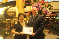 Philippine Hoteliers, Inc.’s (Owning Company of Dusit Thani Manila) President / Vice-Chairman Evelyn Singson and Dusit Thani Manila’s General Manager with the EarthCheck Silver Certification 2013