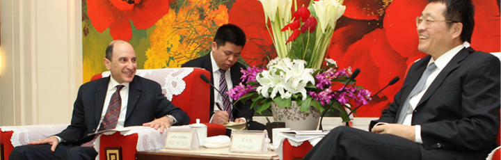 Qatar Airways CEO (left) with the Mayor of Chengdu