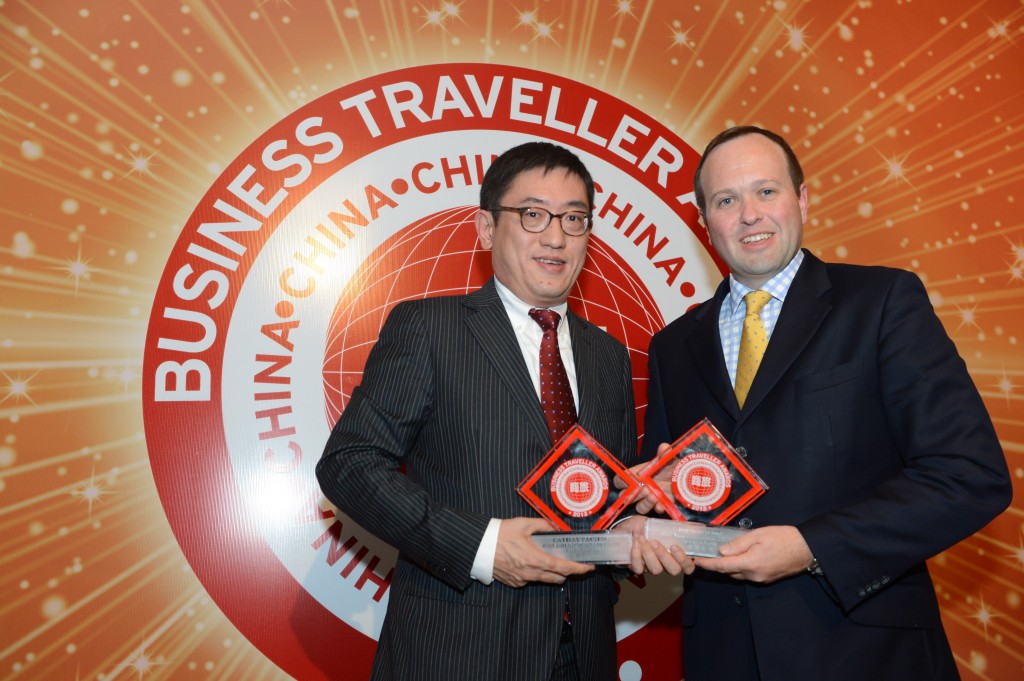 Cathay Pacific General Manager China Dane Cheng (left) received the "Best Airline Business Class" award at the ceremony.