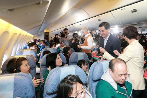 Guest of Honour, the Chief Executive of the Hong Kong Special Administrative Region the Honourable C Y Leung, and Cathay Pacific Chief Executive John Slosar greeted the participants during the Community Flight.