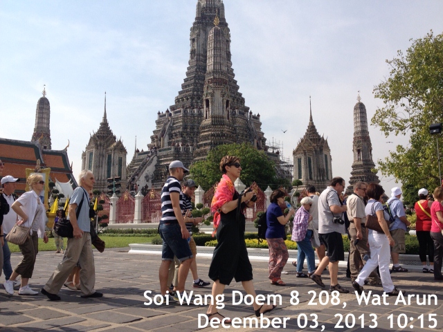 Tourists visiting Wat Arun in Bangkok on 3 December 2013 - See more at: http://www.tatnews.org/thailand-welcomed-26-7-million-visitor-arrivals-in-2013-exceeding-target/#sthash.5w3nVOgR.dpuf