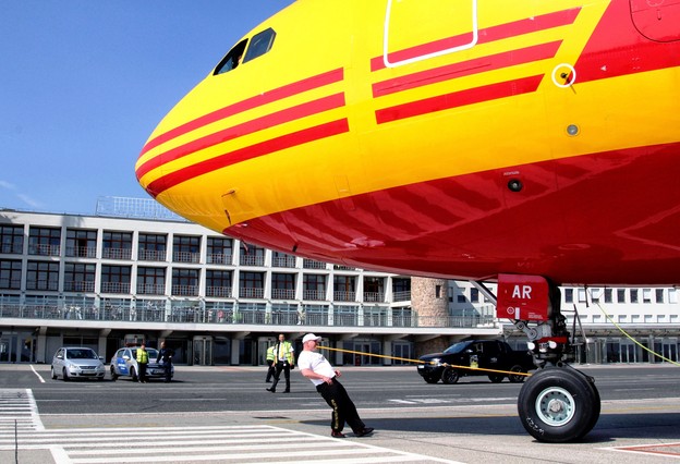 World record at Budapest Airport: Strongman Zsolt “Popeye” Sinka moved and pulled nearly 90 tons DHL Express’s aircraft