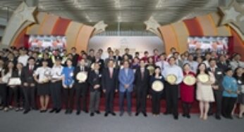 Hong Kong International Airport presented over 300 airport staff with certificates and trophies in recognition of their efforts in customer service