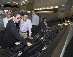 Mr Lam visits the Integrated Airport Centre to learn about the round-the-clock operations of the airport and contingency plans in the event of unexpected operational issues