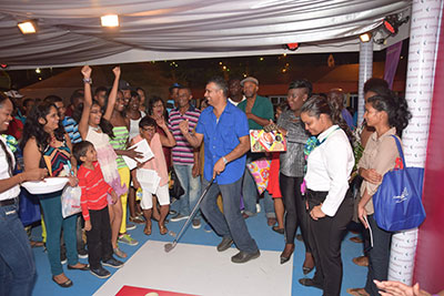 Guyana Expo Fans having a Blast at the “Putt and win and Fly “booth activity.