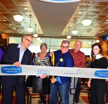 Cutting the ribbon, from left to right: Mike Ross, Director of Commercial Development, Toronto Pearson International Airport; Zane Caplansky (flanked by his parents), Owner and Chef, Caplansky’s Delicatessen; Amy Dunne, Vice President of Business Development, HMSHost