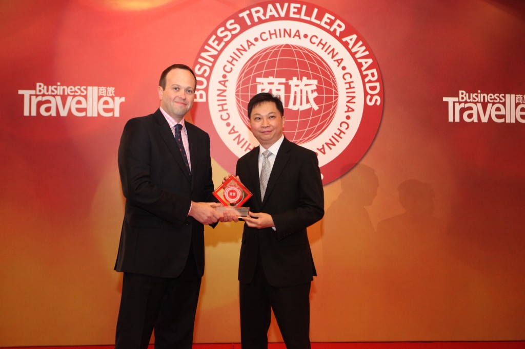 Cathay Pacific General Manager China Paul Loo (left) received the "Best Asian Airline serving China" award at the 2014 Business Traveller China Awards ceremony