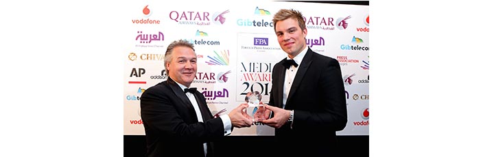 Qatar Airways Country Manager UK and Ireland, Richard Oliver, presented the Journalist of the Year Award on behalf of the airline to Ed Caesar, author and feature writer.