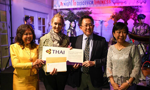 Thai Airways International’s representative, Mrs. Abha Wangpaichitr, the event’s grand prize winner, Ms. Lindsay Taub, Consul General of Thailand, Mr. Jesda Katavetin, and TAT Los Angeles Office Director, Mrs. Kulpramote Wannalert. - See more at: http://www.tatnews.org/tat-organizes-a-night-to-discover-thainess-in-los-angeles/#sthash.H2IvhvTu.dpuf