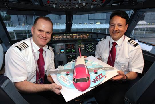 (L to R) Wizz Air Captain Gerradi Mamentovych and First Officer Oscar Santorum with LJLA’s celebratory cake.