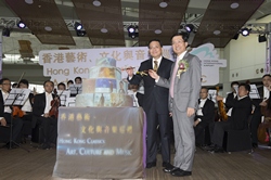 Professor Anthony Cheung Bing-leung, Secretary for Transport and Housing (left), and Fred Lam, Chief Executive Officer of Airport Authority Hong Kong (AA) (right) officiate the "Hong Kong Classics: Art, Culture and Music" at the kick-off ceremony.