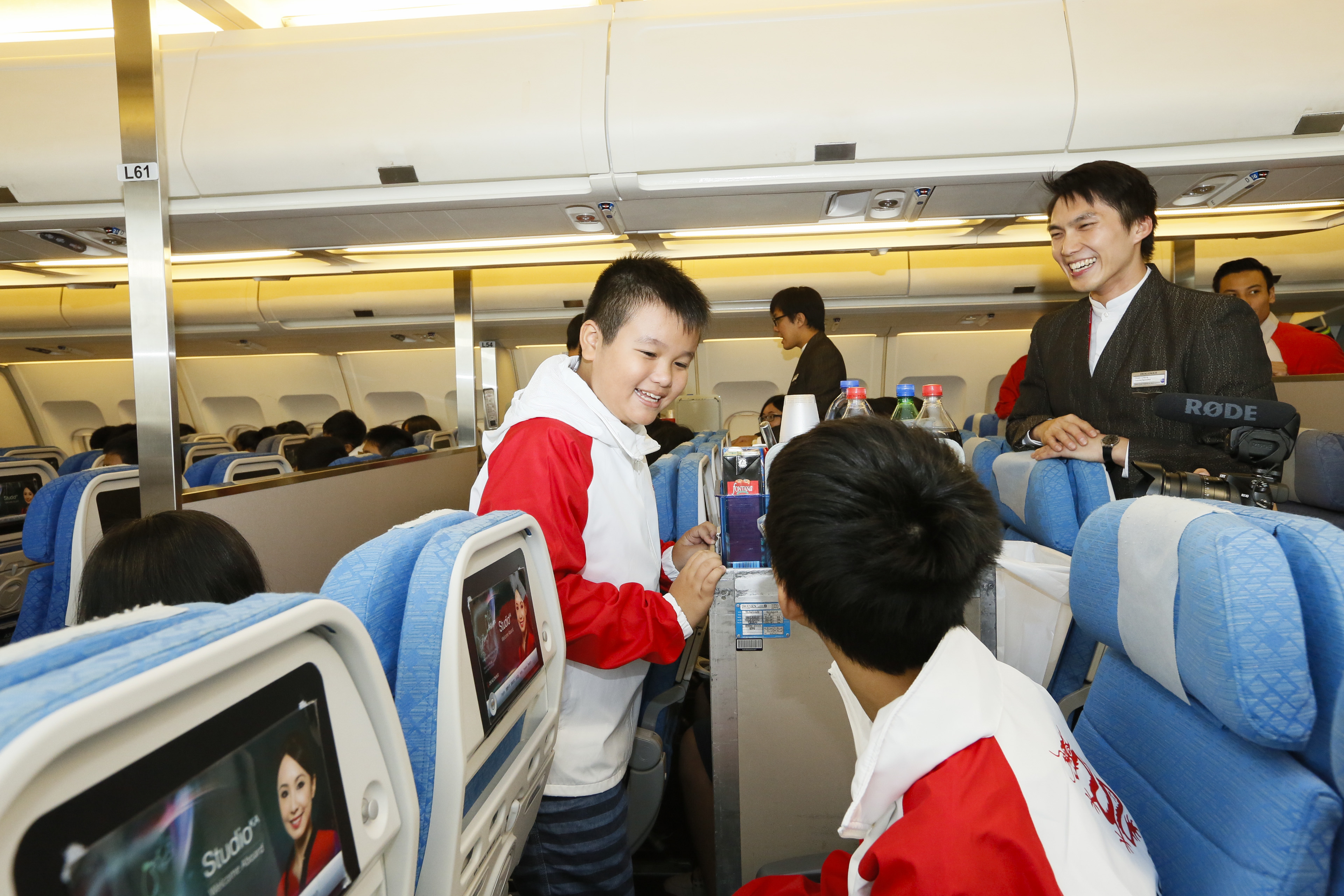 Less-advantaged youngsters took part in Dragonair “Journey of Dreams” aviation programme  