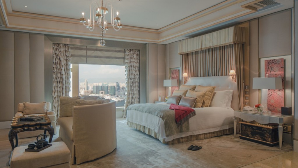 Four Seasons Hotel Hong Kong begins the New Year with awards from Gallivanter’s Guide and Forbes Travel Guide