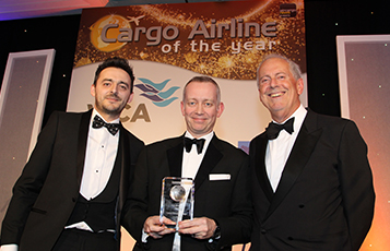 Daniel Parker, Qatar Airways Vice President Global Sales – Cargo (centre) receives the award from Dan Morgan-Evans, Air Charter Service (left).