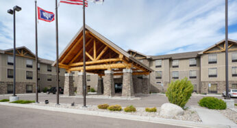 Hampton Inn & Suites by Hilton Pinedale presented with second consecutive Lighthouse Award as top performing property