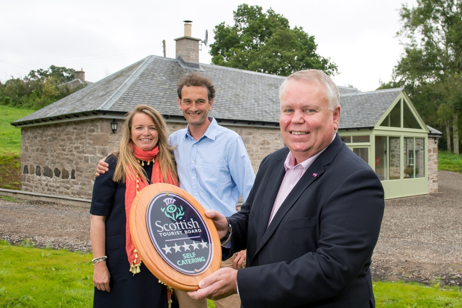 Earn River Cottage in Dupplin, Perth presented with VisitScotland’s Five Star Quality Assurance Award 