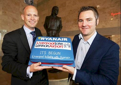 (L to R) LJLA’s Mark Povall and Ryanair’s Head of Communications Robin Kiely with a traditional celebratory cake ahead of today’s inaugural flight to Sofia.