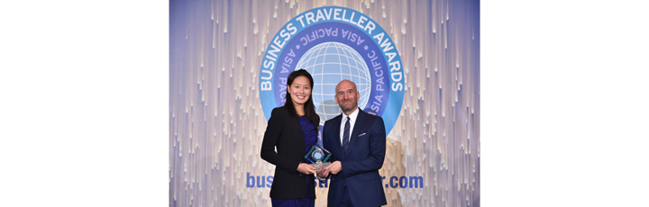Qatar Airways Vice President North Asia, Mr. Paul Johannes receiving the Business Traveller Award from Hong Kong’s 2016 Olympian Ms. Yvette Kong