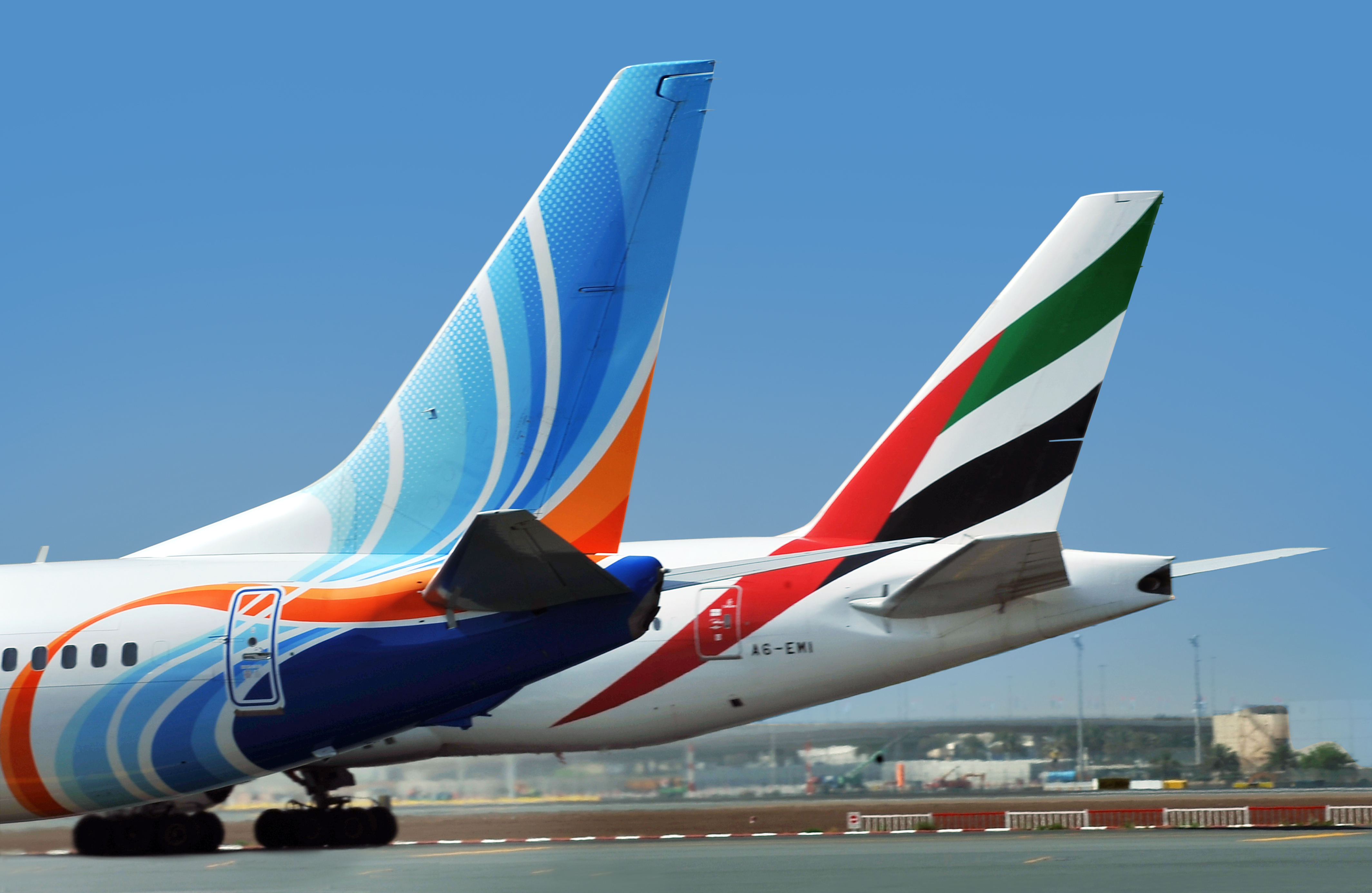 Авиабилеты купить flydubai. Fly Dubai Boeing 737. ОАЭ самолет flydubai. Самолеты авиакомпании Флай Дубай. Emirates • перевозчик flydubai.