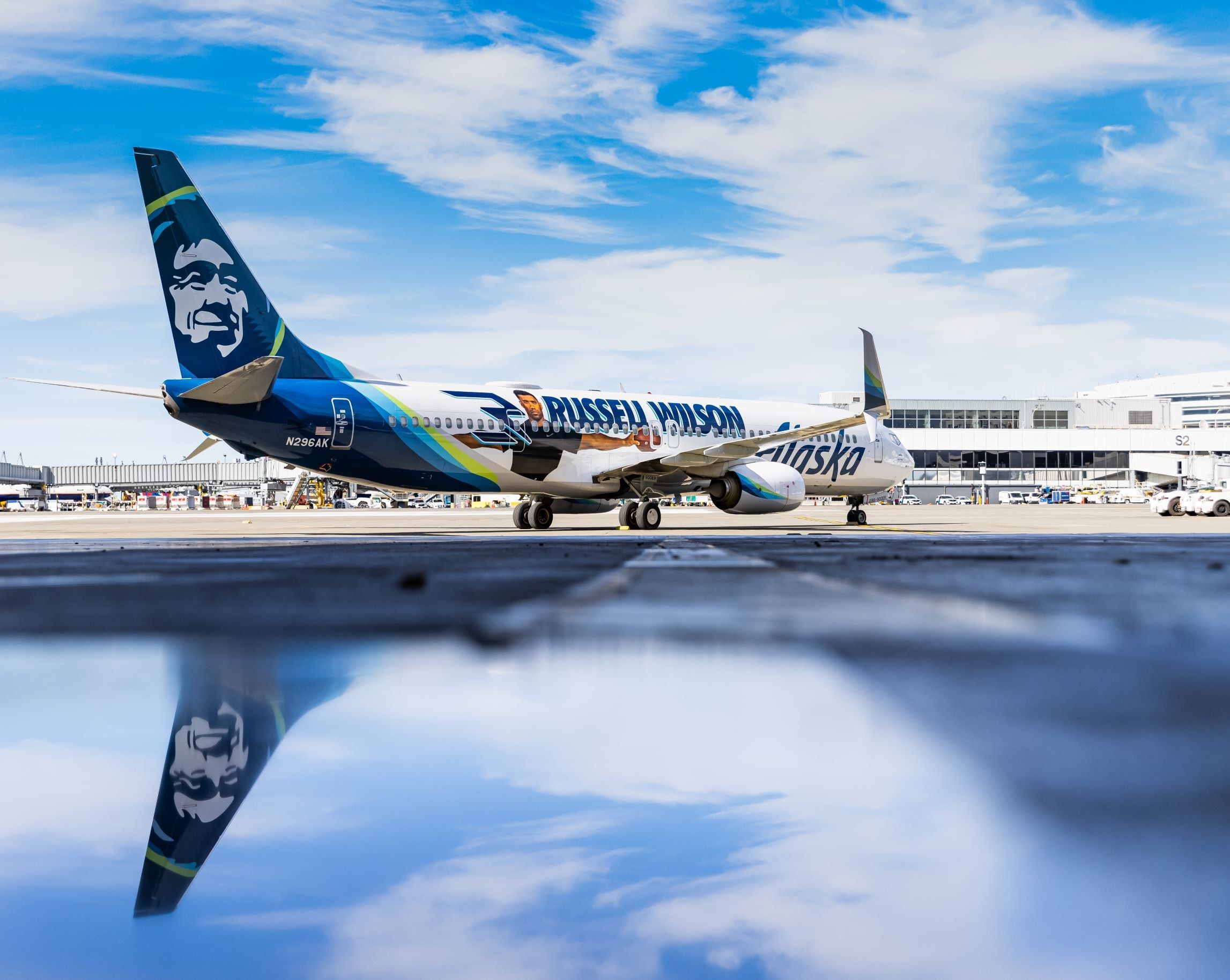 Airline Gives Priority Boarding to Seahawks Fans Wearing Russell Wilson  Jerseys - Seattle magazine
