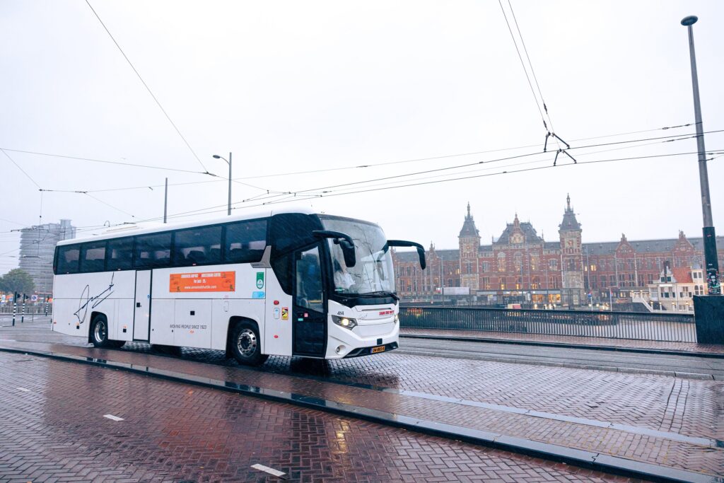 Imágenes del autobús AmsEindShuttle en la estación central de Ámsterdam y la terminal del aeropuerto de Eindhoven.