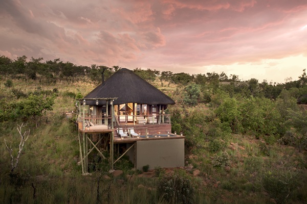 Mhondoro honeymoon suite